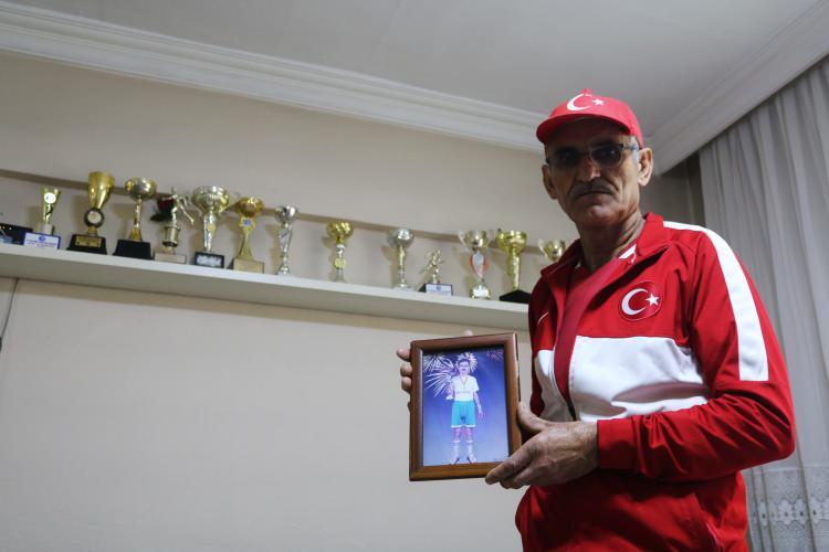 <p>Emekliliğinin ardından atletizme merak saldığını belirten Karaağaç, “2001 Yılında, 43 yaşında tesadüfen Polis Halk Koşusu’na katıldım. O yarışmada 3. oldum. Bana ‘hangi kulüptesin’ diye sordular, bende onlara hiçbir kulüpte koşmadığımı söyledim. ‘Sen hiçbir yerde koşmuyorsan, atletlik senin geninde var’ dediler. Daha sonrasında kulübe üye oldum ve koşulara başladıktan sonra iki ay içerisinde Bursa genelinde dereceler elde ettim. 3 ay sonra Türkiye genelinde ve altı ay sonra Balkanlar’da derece yapmaya başladım. Herkes derki bu yaştan sonra koşsan ne olur, koşmasan ne olur, işte ben bunu kanıtladım” ifadelerini kullandı.</p>