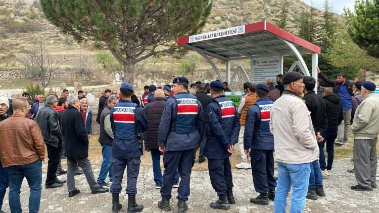 <p>Kocatürk ise karakolda alınan ifadesinde söz konusu poşet içinde suça konu olan keser ile kanlı elbise ve ayakkabıyı evin uzağında bulunan boş bir alana attığını söyledi. </p>
