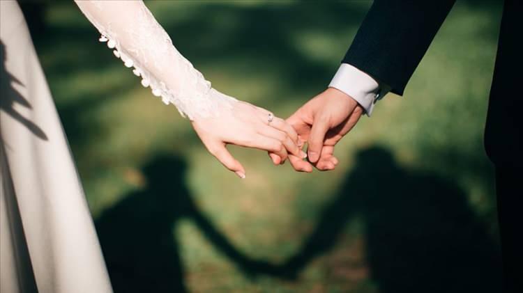 <p>Bakanın açıklamalarından öne çıkanlar:</p>

<p><em>"Bir müjdeyi gençlerimizle paylaşmak istiyorum. Bir süredir üzerinde yoğun bir şekilde çalıştığımız Aile ve Gençlik Fonu'nda hazırlıkları tamamladık. İlk defa deprem bölgesinde uygulayacağımız Aile ve Gençlik Fonu'nun başvurularını 15 Şubat'ta almaya başlayacağız. Başvuruları 15 Şubat itibarıyla bakanlığımızın web sitesi olan aile.gov.tr üzerinden e-Devlet aracılığıyla alacağız. Deprem bölgesinde aile kurma yolunda ilk adımı atacak gençlerimize faizsiz kredi imkanı sunacağız. Gençlerimiz bu destek ile aynı zamanda kendi projelerini de hayata geçirebilecekler."</em></p>
