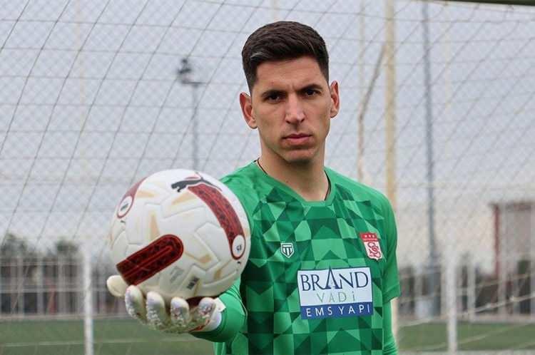 <p>Dorde Nikolic - Sivasspor<br />
<br />
Önceki takımı: Újpest FC<br />
 </p>
