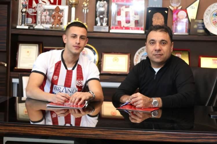<p>Bartuğ Elmaz-Sivasspor (Kiralık)<br />
<br />
Önceki takımı: Fenerbahçe</p>