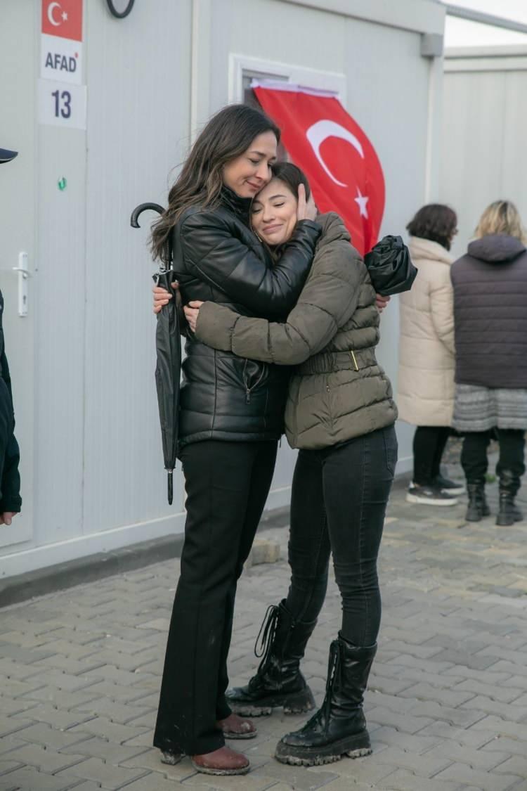 <p><span style="color:#000000"><strong>Dizinin oyuncularından </strong></span><span style="color:#8B4513"><strong>Özlem Çınar </strong></span><span style="color:#000000"><strong>da </strong></span><span style="color:#8B4513"><strong><em>"Karışık duygular içerisindeyim. Depremin üzerinden zaman çok çabuk geçmiş. Daha önce hiç gelmemiştim. Şaşkınlıkla etrafa bakıyoruz. Gerçek bir deprem bölgesinde çekimde olduğuma inanamıyorum. Çok üzücü."</em></strong></span><span style="color:#000000"><strong> şeklinde konuştu.</strong></span></p>
