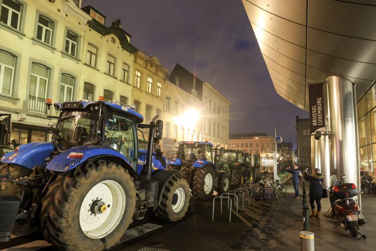 <p>AB ülkelerindeki çiftçilerin isyanı giderek büyüyor. Tarım politikalarına karşı protestolarını sürdüren çiftçiler, gece saatlerinden itibaren traktörleriyle AB’nin kalbi Brüksel’deki Avrupa Parlamentosu’na (AP) doğru yola çıktı.</p>
