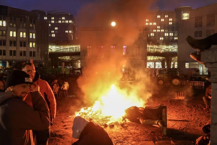 <p>Bina önündeki güvenlik bariyerlerini yıkmaya çalışan çiftçilere müdahale gecikmedi. Polis, kalabalığa tazyikli su ve göz yaşartıcı gazla müdahale etti.</p>