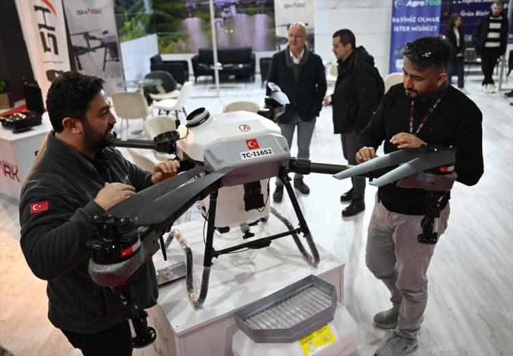 <p>Konya'da kurulu tesisinde yerli imkanlarla zirai amaçlı iki farklı insansız hava aracı geliştiren firma da fuarda, yeni modellerini ilk kez tanıttı.</p>
