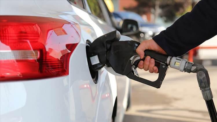 <p>Benzin fiyatına 1 Şubat'tan itibaren geçerli olmak üzere 95 kuruş zam geldi.</p>

<p>Bu zamla birlikte benzin litre fiyatı 39 lirayı aştı.</p>

