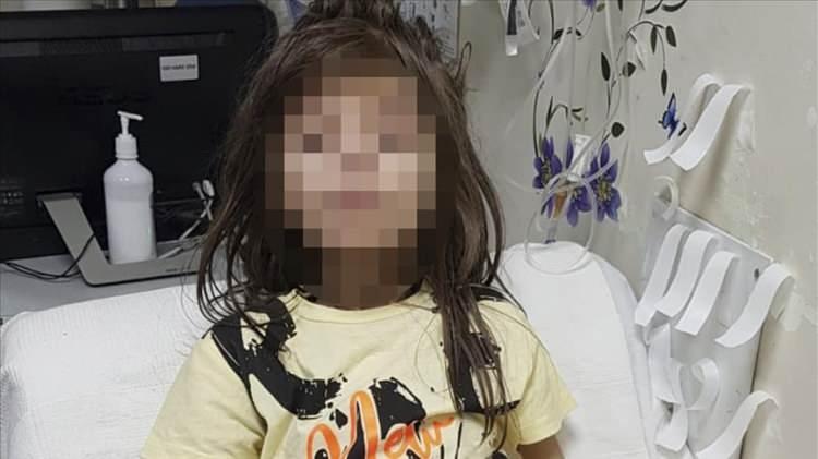 <p>Evin kilidini tekrar değiştirerek mahkemenin tahliye kararına uymayan Kamuran Pınar A'nın emniyette ifadesine başvurulmuş, bu sırada çöplerle dolu evin temizlenmesi için haber verilen Nilüfer Belediyesi temizlik görevlileri, 2022'nin temmuz ayında kapısı kilitli bir odada çöplerin arasında sağlık durumu iyi olmadığı tespit edilen 9 yaşındaki C.M.A'yı baygın halde bulmuştu.</p>
<p> </p>