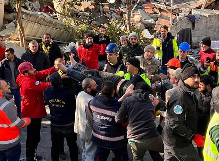 <p>ntakya Belediye Başkanı İzzetin Yılmaz da, 2019'da Emek Mahallesi'ndeki kentsel dönüşümün engellenmesiyle ilgili, <strong>"O bölgede 492 konut yapılacaktı. Ama Lütfü Savaş ve CHP'nin ilçe belediye başkan adayı Hikmet Hatunoğlu, 'Kentsel dönüşüme hayır!' mitingi yaparak, davalar açarak insanların güvenli evlere girmelerini engellediler. Kentsel dönüşüm olsaydı, bu kadar çok can kaybı yaşanmayacaktı. Onların tüm engellemelerine rağmen mahkeme sonuçlandı, şimdi ihaleler yapıldı ve TOKİ tarafından güvenli konutlar için çalışmalara başlandı. Ayrıca Amanos eteklerinde de kalıcı konutlar hızla yükseliyor" </strong>diye konuştu.</p>

