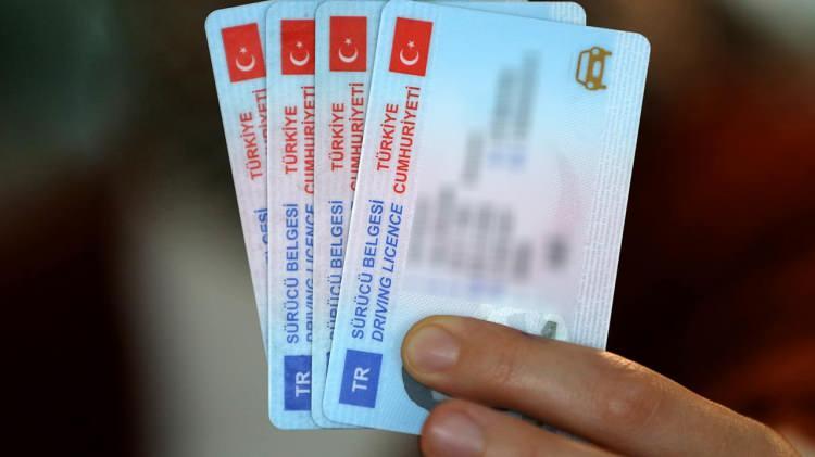 <p>C1 sınıfı 7500 Kg'a kadar kamyon ve çekici, C1E sınıfı 12000 Kg' kadar kamyon ve çekici, C sınıfı Kamyon ve Çekici, CE sınıfı Römorklu Kamyon ve Çekici, D1 sınıfı Minibüs, D1E sınıfı Römorklu Minibüs, D sınıfı Minübüs ve Otobüs, DE sınıfı Römorklu Minibüs ve Otobüs 5 yıl süreyle, M sınıfı Motorlu Bisiklet, A1 sınıfı 11 KW'yı geçmeyen motosiklet, A2 sınıfı 35 KW'yı geçmeyen motosiklet, A sınıfı 35 KW'yı geçen motosiklet, B1 sınıfı 4 tekerlekli motosiklet, B sınıfı Otomobil - Kamyonet, BE sınıfı Römorklu Otomobil - Kamyonet, F sınıfı Traktör, G sınıfı İş Makinası 10 yıl süreyle yeni ehliyetle kullanılıyor.</p>