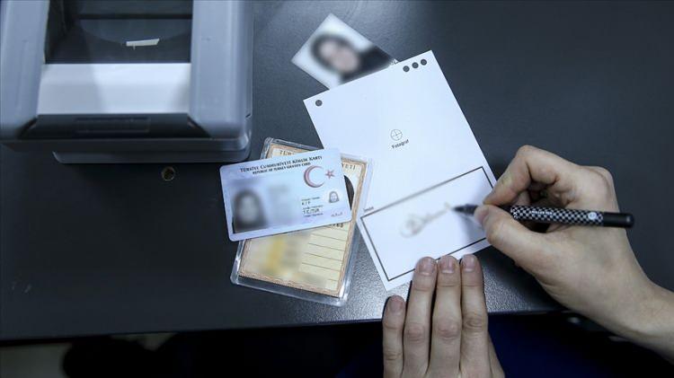 <p>Kimlik Belgesi</p>
<p>Sürücü Sağlık Raporu<br />
Sürücü belgesi değerli kâğıt ve harç bedeli, vakıf payı<br />
1 adet biyometrik fotoğraf<br />
Kan grubunu belirtir belge veya yazılı beyan<br />
Adli Sicil Belgesi (Elektronik ortamda sistemden kontrol edilmektedir. Ayrıca Edevlet üzerinden temin edilebilir.)</p>