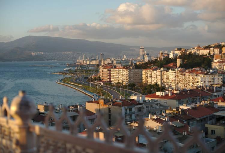 <p>İzmir'de daire başına aidat ortalaması en yüksek ilçe 3.761 TL ile Çeşme olurken, Çeşme'yi Narlıdere, Bayraklı, Kemalpaşa ve Urla takip etti.</p>