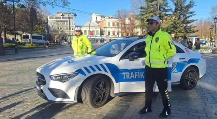 <p><strong>Bu lüks araçlar polis aracına dönüştürülerek, başta Taksim Meydanı olmak üzere İstanbul Emniyet Müdürlüğü emrinde kullanılmaya başlandı.</strong></p>
<p> </p>