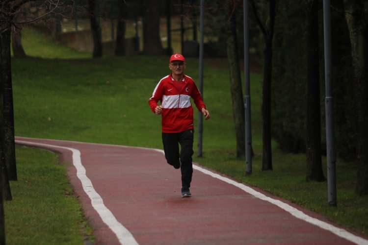 <p>Katıldığı yarışmanın ardından atletizme ilgi duymaya başlayan yurt içi ve yurt dışında birçok şehirde maraton koştu. İlerleyen yaşına rağmen haftanın 3 gününü antrenmana ayıran Karaağaç katıldığı maratonlarda başarıdan başarıya koştu. Davet edildiği bir toplantı sonrasında tanışma fırsatı bulduğu Tokyo’da bir belediye başkanı tarafından 3 mart tarihinde yapılacak “Tokyo Maraton 2024” için özel davet aldı. </p>