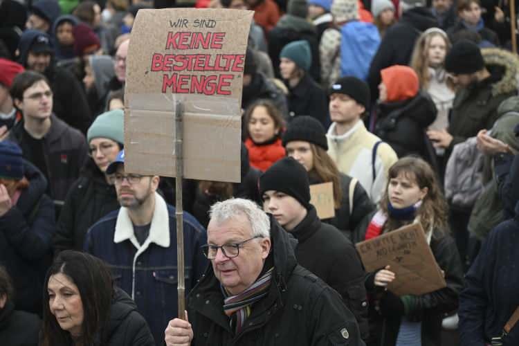 <p><strong>"FİLİSTİN'E ÖZGÜRLÜK"</strong></p>
<p>Eyleme katılanlar gösteri sırasında el ele tutuşarak birlikte demokrasiyi ve meclisi savunacakları mesajı verirken bir grup Filistin yanlısı gösterici, "<strong>Filistin’e özgürlük</strong>" ve “Ateşkes şimdi" sloganları attı.</p>
<p> </p>