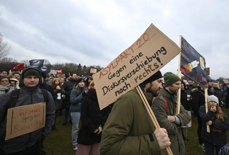 <p><strong>KATILIMCILAR GÖSTERİLERİN ETKİLİ OLDUĞU GÖRÜŞÜNDE</strong></p>

<p>Gösteriye katılan Sarah Meusel, uzun yıllardır AfD'nin nasıl güç kazandığını takip ettiğini belirterek "<strong>Her seçimde daha da korkuyorum. (AfD'nin) oyları düştüğü göründüğü için şimdi umutluyum ve insanlar sonunda bu partinin gerçekte ne anlama geldiğini anladılar.</strong>" dedi.</p>

<p> </p>
