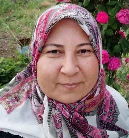 <p><span style="color:#B22222"><strong>3 YIL ÖNCE ÖĞRENDİ!</strong></span></p>
<p><strong>Cemile Yılmaz, 3 yıl önce kızı Serpil'i yanına alarak Yusuf Yılmaz'ın gerçek babası olmadığını, biyolojik babasının Mustafa Yemen olduğunu söyledi.</strong></p>
<p> </p>