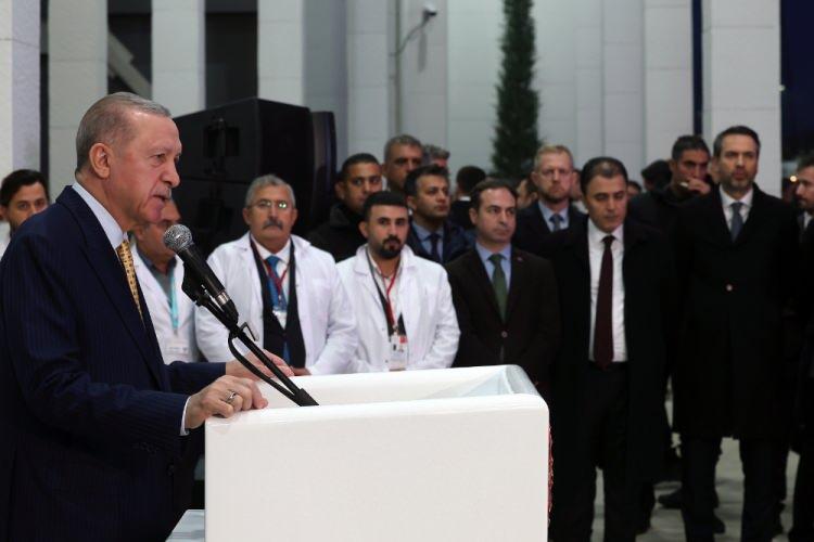 <p><strong>- HATAY'A SAĞLIK HIZMETLERİNDE YENİ MÜJDELER</strong></p>
<p>Erzin'de 100 yataklı, Altınözü'nde 120 yataklı, Payas'ta ise 100 yataklı devlet hastanelerini de 3 ay içinde hizmete açacaklarının müjdesini veren Koca, 1000 yataklı Hatay Şehir Hastanesinin proje çalışmalarının da bitmek üzere olduğunu duyurdu.</p>
<p> </p>