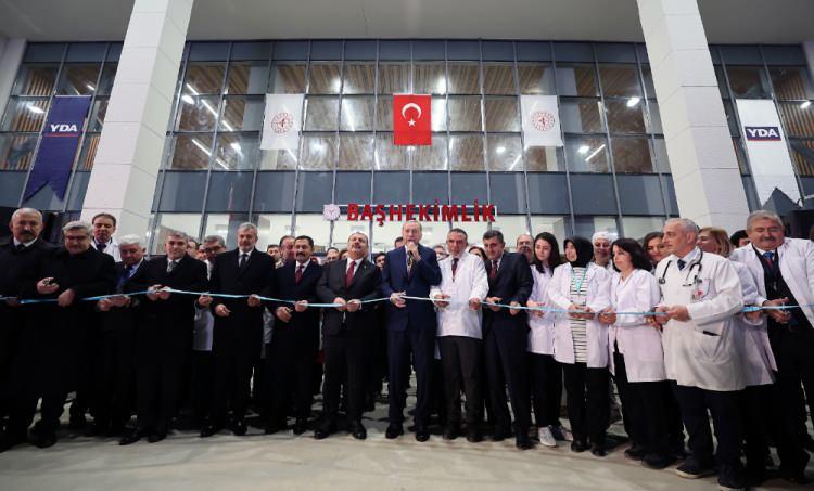 <p>Koca, Cumhurbaşkanı Recep Tayyip Erdoğan'ın da katılımıyla Hatay Eğitim ve Araştırma Hastanesinde düzenlenen ve uzaktan bağlantıyla İskenderun Devlet Hastanesinin de açılışının gerçekleştirildiği törende, kalplerde unutulmaz yaralar açan büyük felaketin yıl dönümünün yaklaştığını hatırlattı.</p>
<p> </p>