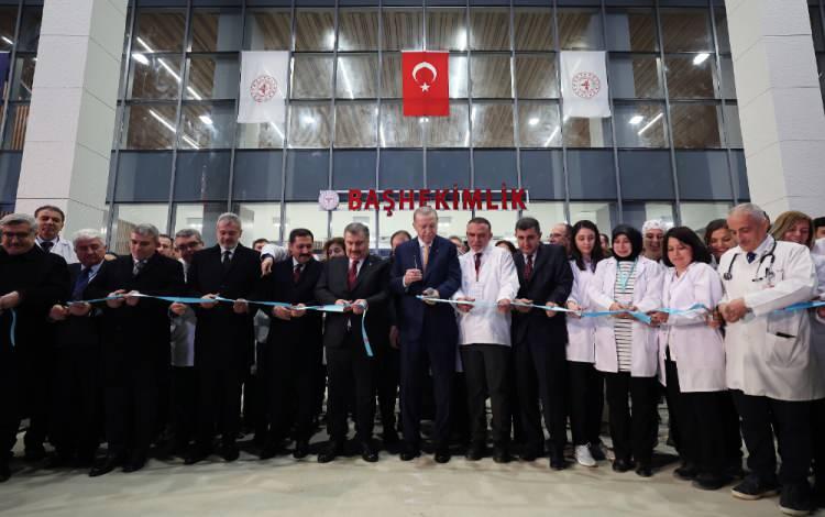 <p>Hükümet olarak Hatay ve diğer afetzede illerimizdeki çalışmalara kulp takmak için pusuda bekleyen kötücül bir zihniyete karşı da mücadele ediyoruz. Eline geçirdiği her fırsatı eleştirmek için kullananları milletimiz çok iyi tanımaktadır. </p>
<p>Sırf oy tercihlerinden dolayı hakaretlere uğrayan depremzede kardeşlerimizin yürek acısının akşamdan sabaha kapanmayacağı açıktır. Asrın felaketini yaşamış bir millet olarak böyle konuları konuşmamamız gerektiğine inanıyorum. </p>
<p> </p>