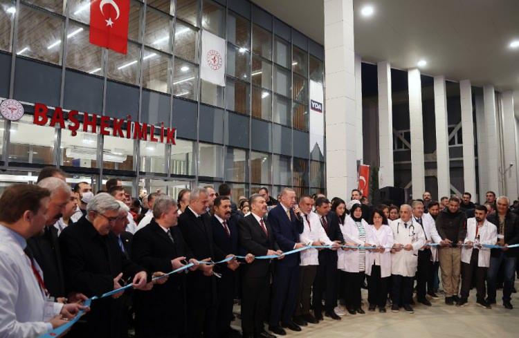 <p>Buradan şu samimi çağrıyı yapmak isterim. Muhalefeti deprem üzerinden polemik yapmak yerine vicdanlı ve sorumlu davranmaya davet ediyorum. </p>