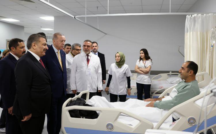 <p>Yatırımlarla Hatay'ı bölgenin sağlık merkezi yapmaya kararlı olduklarının altını çizen Koca, "Hatay'ımız, Türkiye Yüzyılı vizyonunun tezahür ettiği örnek kent olacak. Daha büyük eserlerle, daha büyük gururlar yaşayacağımız günler çok yakın, gereken irade, azim ve umuda sahibiz. Hatay Eğitim ve Araştırma Hastanesi ile İskenderun Devlet Hastanesi kaybettiğimiz canların hatırasına saygının birer eseridir, sizlere karşı görev duygumuzun sonucudur. Bu hastanelerde verilecek hizmetler, bizim için kayıplarımızı yad etme anlamına da gelecektir." dedi.</p>
<p> </p>