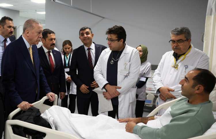 <p>Koca, depremin en büyük yıkıma yol açtığı Hatay'da sağlık hizmetlerini ilk andan itibaren sürdürmeye gayret ettiklerinin altını çizdi.</p>

<p>Bu gibi felaketlerde halk sağlığını tehlikeye atacak salgın hastalık ihtimallerine karşı başarılı olduklarını kaydeden Koca, konuşmasını şöyle sürdürdü:</p>

<p> </p>
