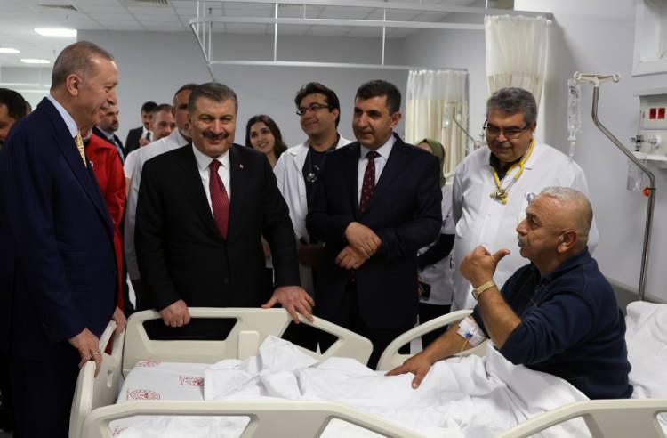 <p>"Dünya milletleri arasında ayırıcı vasfımız olan devlet millet yekpareliğinin örneğini verdik. Yaralarımızı sarmaya halen devam ediyoruz. Ruhlardaki hasarları onarmak daha 10 yıllar alacaksa da yıkılan umutları ayağa kaldırmak için el eleyiz. 'Kader, gayrete aşıktır' sözünü şiar edindik. Büyük felakette kaybettiğimiz canları bugün bir kez daha rahmetle anıyoruz. Aziz hatıraları önünde bugün bir kez daha saygıyla eğiliyoruz. Bugün eğer bir tesellimiz varsa, elden geleni yapabilme gayreti içinde olmaktır."</p>
<p> </p>