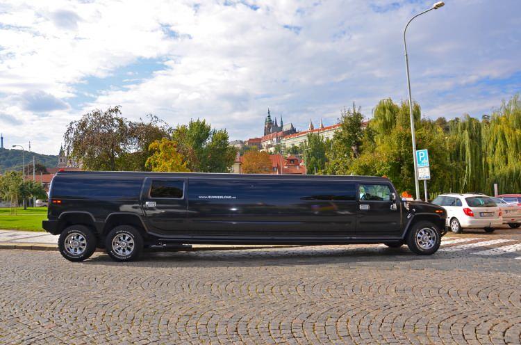 <p>Hummer markası, ilk olarak 1980’lerin başında Amerikalı ağır sınıf kamyon üreticisi AM General tarafından kuruldu. 1984 yılında ABD Ordusu ile sözleşme imzalayan AM General firması, Jeep ve Land Rover’lardan daha yetenekli olarak kabul edilen HMMWV, bir diğer adıyla Humvee adlı askeri bir araç geliştirdi.</p>