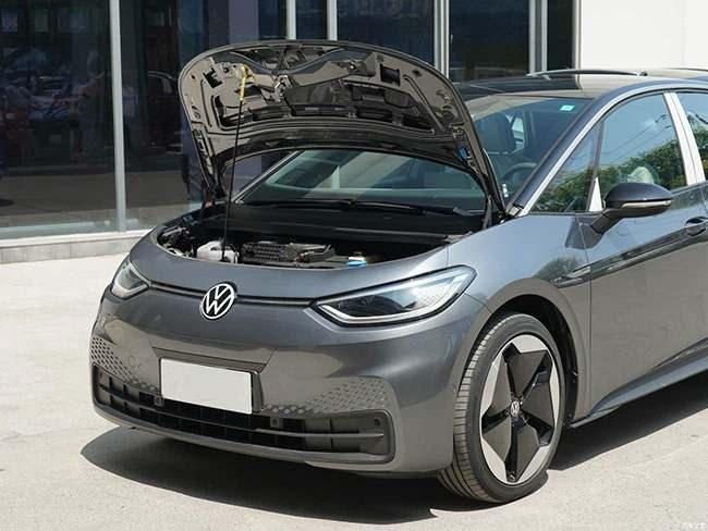 <p>Volkswagen, Almanya kökenli bir otomobil markasıdır. 1937 yılında Alman işçi sınıfı için "Halkın Arabası" olarak bilinen Volkswagen Beetle'ı üretmek amacıyla kuruldu. Volkswagen, dünya otomobil endüstrisindeki en büyük ve etkili markalardan biri haline gelmiştir. Volkswagen'in ana üretim tesisleri Almanya'da bulunur. Wolfsburg, Hannover, ve Emden gibi şehirlerdeki tesisler, markanın ana üretim merkezleridir ve birçok Volkswagen modeli burada üretilir. Ayrıca dünyanın dört bir yanındaki birçok ülkede Volkswagen üretim tesisleri bulunur. Örneğin, Amerika Birleşik Devletleri, Çin, Meksika, ve İspanya gibi ülkelerde tesisler mevcuttur.</p>