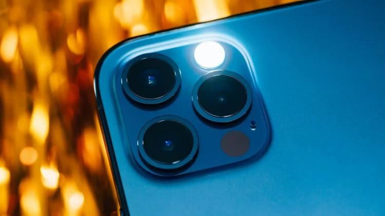 <p><span style="color:#B22222"><strong>8) BİLDİRİMLER İÇİN FLAŞ IŞIĞINI KULLANIN</strong></span></p>
<p> </p>
<p>iPhone'un LED flaşı, mesajlar ve diğer bildirimler gibi uyarılar için yanıp sönecek şekilde ayarlanabilir.</p>
<p> </p>
<p>Bu, bir özelleştirme özelliğinden ziyade görsel bir erişilebilirlik aracıdır, çünkü bunu yalnızca karanlıkta veya telefonunuzun ekranı aşağıda olduğunda fark edeceksiniz.</p>