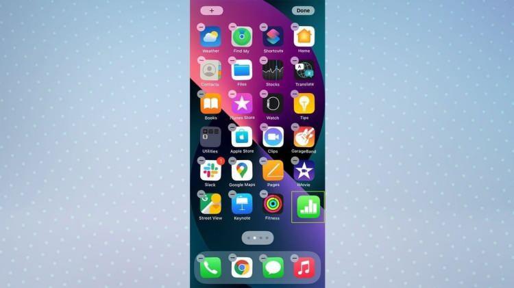<p><span style="color:#B22222"><strong>11) BİRDEN FAZLA UYGULAMAYI AYNI ANDA TAŞIYIN</strong></span></p>
<p> </p>
<p>iPhone'unuzun Ana Ekranını tam ölçekli olarak yeniden düzenlediyseniz, her uygulamayı tek tek taşımanın ne kadar sıkıcı olabileceğini bilirsiniz.</p>
<p> </p>
<p>iPhone'un az bilinen en kullanışlı özelliklerinden biri, birden fazla uygulamayı aynı anda sürükleyip taşıyabilmenizdir. Bu, Ana Ekranınızı çok kısa sürede düzenlemenizi sağlar.</p>