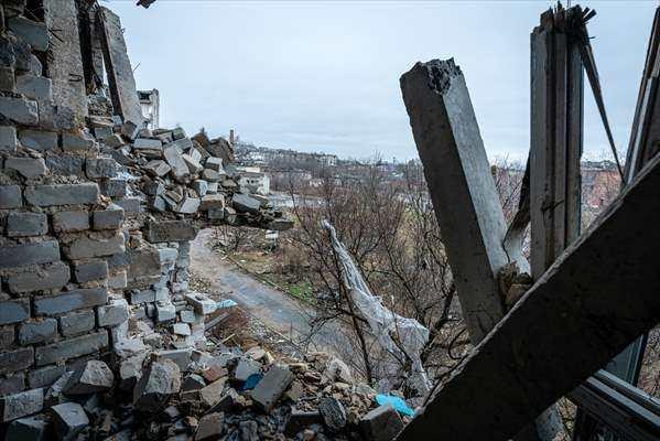 <p>Ukrayna ordusunun Rus güçlerinden geri almasının ardından Harkiv bölgesine bağlı şehirde bir toplu mezarda 440'tan fazla ceset bulunmuştu.</p>
