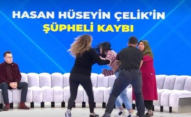 <p><strong>Güvenlikler genç kızı zar zor zapt ederken Müge Anlı ise tepkisini sert bir şekilde gösterdi.</strong></p>

<p> </p>
