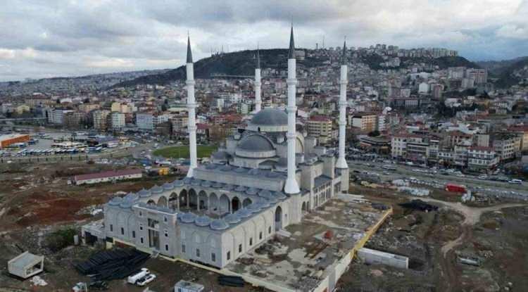 <p><span style="color:#000000"><strong>182 bin metrekare rekreasyon alanındaki 26 bin metrekarelik arsa üzerinde yapımı devam eden Trabzon Şehir Camii ve Külliyesi'nin inşaat takvimi ve çevre düzenlemesi hakkında  Trabzon Büyükşehir Belediye Başkanı Ahmet Metin Genç, önemli bilgiler paylaştı.</strong></span></p>
