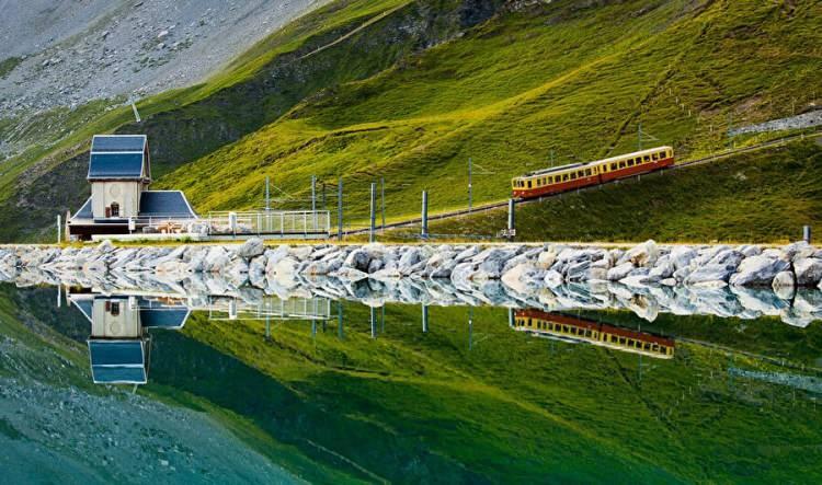 <p><span style="color:#0000CD"><strong>11. Jungfraujoch Tren İstasyonu</strong></span></p>

<p><strong>İsviçre'nin gözbebeği Jungfraujoch Tren İstasyonu, Avrupa’nın en yüksek tren istasyonu olarak karşımıza çıkıyor. Deniz seviyesinden tam 3500 metre yükseklikte bulunan istasyonda yolculuk yapmak size bir kartpostalın içindeymişsiniz gibi hissettirecek.</strong></p>
