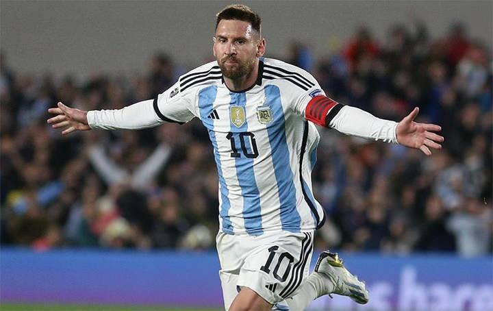 <p>Çarşamba günü İngiliz müzayede evi Bonhams'ın yaptığı açıklamada, 13 yaşındaki Lionel Messi'nin Barcelona ile ilk sözleşmesini imzaladığı peçetenin mart ayında 300 bin pound (11 milyon 500 bin TL) başlangıç fiyatıyla açık artırmaya çıkarılacağını duyurdu</p>
<p> </p>