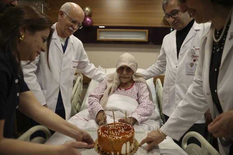 <p>Bakır, "Yaklaşık 20 yıl önce beyin kanaması geçirdi ve yoğun bakımdaki tedaviden sonra şifa buldu. Daha sonra perde takarken sandalyeden düştü ve kalça kemiğini kırdı. Yine ameliyat oldu, yoğun bakıma girdi ve çıktı. Geçen yıl yaşanan depremde 5 saat enkaz altında kaldı. Onda da şifa buldu, taburcu edildi. Bu sefer zatürreden hastaneye yatırıldı, yine Allah'a şükür taburcu ediyoruz. Feleğin çemberinden geçtik. İnşallah nice şifalı günlerde beraber yaşarız. Böyle babaannemiz olduğu için şükrediyoruz." dedi.</p>
