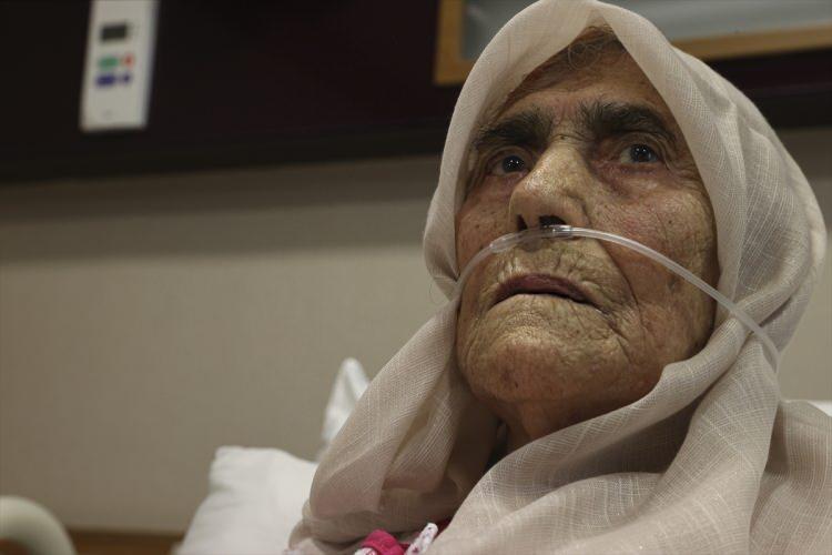 <p>105 yaşındayken evde perde taktığı sırada sandalyeden düşerek kalça kemiği kırılan Düzer, yine yoğun bakımdaki tedavisinin ardından sağlığına kavuştu.</p>
