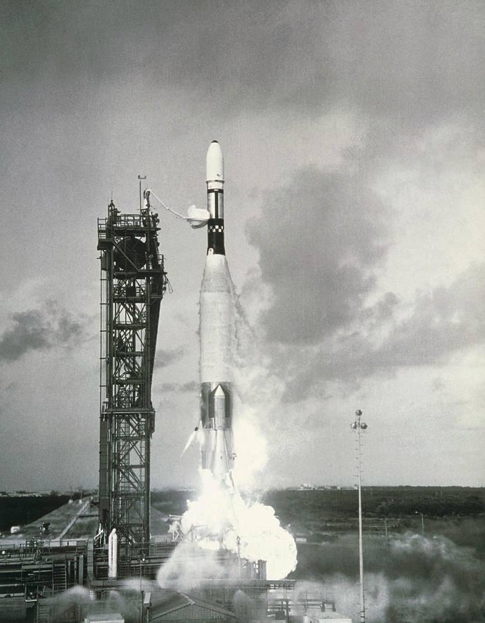 <p><strong>"Mariner 9"</strong>, Mars'ın yörüngesine ilk giren ve gezegendeki volkanları ve büyük kanyonları keşfeden araç oldu.</p>
<p> </p>
<p>O zamana dek bilim insanları, Mars'ın yüzeyinin Ay'a benzediğini düşünüyordu.</p>