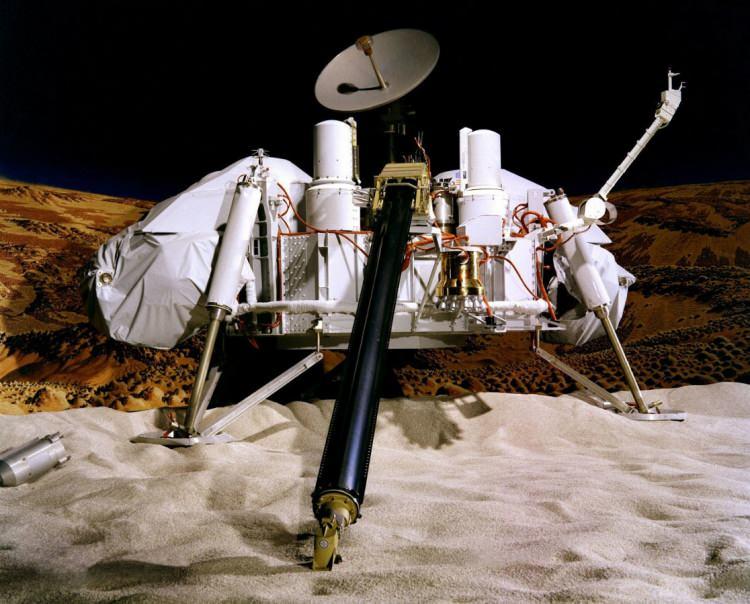 <p><span style="color:#B22222"><strong>3) VIKING 1 VE 2</strong></span></p>
<p> </p>
<p><strong>"Viking 1 ve 2", </strong>NASA'nın yürüttüğü misyonla 1976'da Mars'ın yüzeyine ilk kez inen uzay araçları oldu.</p>