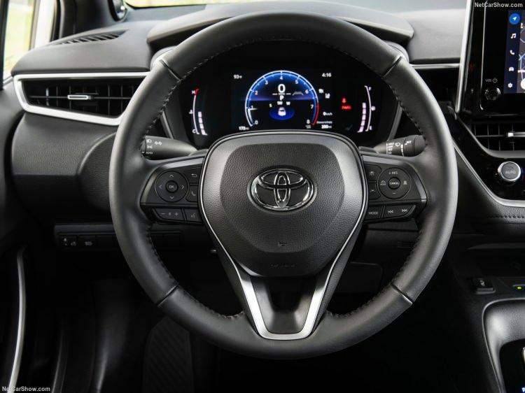 <p>Toyota’nın Corolla modeli, 2024 yılı için yeni teknolojiler ve daha fazla standart donanımla Türkiye'de satışa sunuldu.</p>
