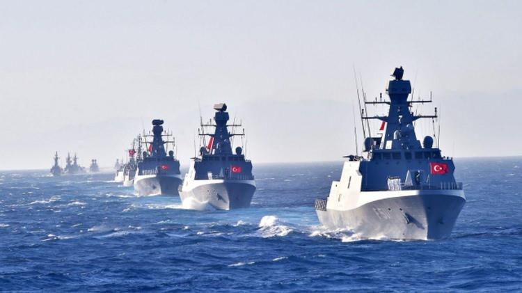 <p>Türk Deniz Kuvvetleri ise 16 fırkateyn, 9 korvet, 11 savaş mayını gemisi, 34 devriye gemisi, 12 denizaltı, bir havuzlu çıkarma gemisi ve çeşitli sayılarda karakol gemileri ile hücumbotlarla oldukça güçlü bir donanma olarak göze çarpıyor. </p>

