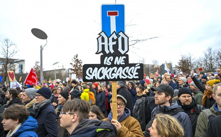 <p><strong>BAŞBAKAN SCHOLZ'DAN GÖSTERİLERE DESTEK</strong></p>
<p>Almanya Başbakanı Olaf Scholz sosyal medyadan yaptığı açıklamada gösterilere destek vererek "<strong>Ülke genelinde küçük ve büyük şehirlerde çok sayıda vatandaş bu hafta sonu da nefrete ve kışkırtmaya karşı gösteri yapmak için bir araya geliyor. Bu demokrasimiz ve Anayasamız için güçlü bir sinyaldir.</strong>" ifadelerini kullandı.</p>
<p> </p>