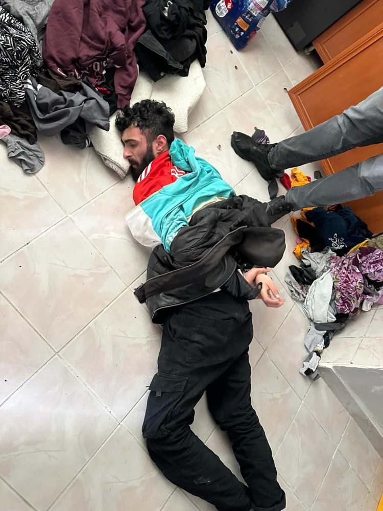<p>Cinayet Büro ekipleri, Hacıhüsrev’de yapılan sokak çalışmalarının ardından zanlının yaşadığı yeri tespit etti ve Erkan B. kıskıvrak yakalandı.</p>

