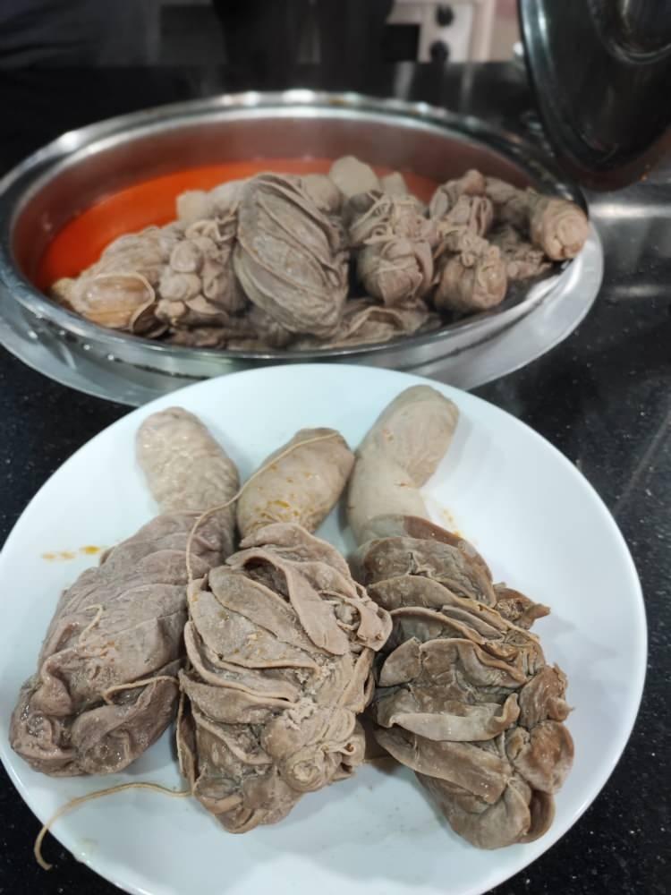 <p><br />
Adana’ya özgü bir yemek olan şırdan aslında bir sakatat dolması. Şırdan küçükbaş ve büyükbaş hayvanlarda sadece bir tane bulunuyor. Şırdan geviş getirenler grubundaki hayvanların midelerinin 4. kısmı diyebiliriz. Bu bölüm midenin bağırsaklardan önceki son bölümüdür.</p>

