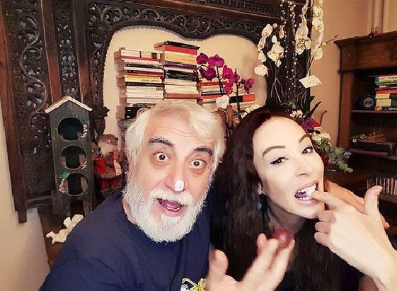 <p><strong>Ahu ve Suat Sungur'un oğlu Ege liseden mezun oldu. Ailecek çekildikleri fotoğraf ise gündem oldu.</strong></p>