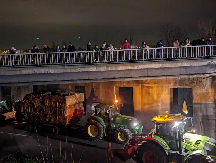 <p>Paris'in göbeğinde 234 hektarlık bir alana kurulu olan ve 12 binden fazla kişinin çalıştığı pazara her gün 8 bin tondan fazla ürün naklediliyor.</p>