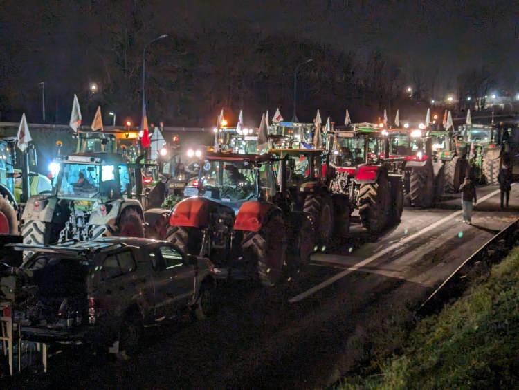 <p>800'den fazla traktör ile Paris'i kuşatan çiftçiler, pazara ürün nakliyatını engellemeyi hedefliyor.</p>
