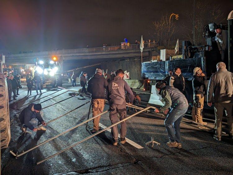 <p>Eylemlere öncülük eden ülkenin en büyük çiftçi sendikası FNSEA’nın Başkanı Arnaud Rousseau, Paris’e ulaşım sağlayan ana yolları 30 kilometreye kadar trafiğe kapatacaklarını bildirdi.</p>