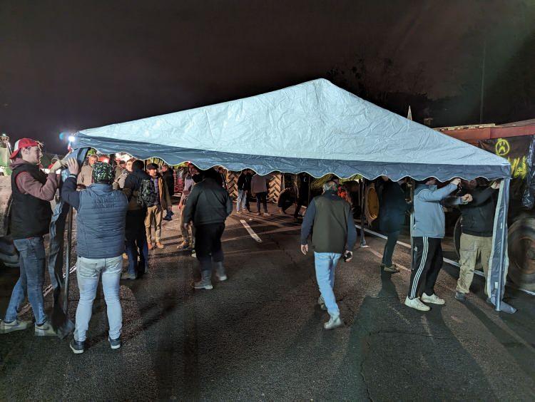 <p>Eylemlerin sürdüğü sırada Fransa Cumhurbaşkanı Emmanuel Macron'un kabinedeki bazı bakanlar ile çiftçi protestolarını görüşmek üzere bir araya geldiği bildirilirken, Başbakan Gabriel Attal'ın da ilerleyen saatlerde FNSEA Başkanı Rousseau'yu kabul etmesi bekleniyor.</p>